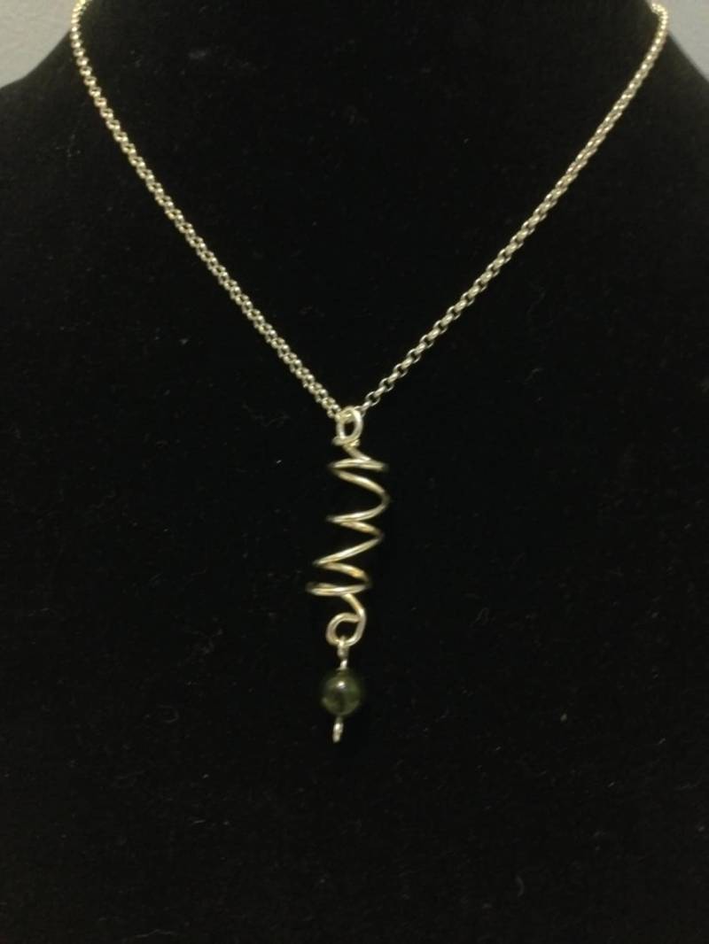 Spirale/Korkenzieher Anhänger Mit Jade Perle Und Kette von TracysMysticalGems