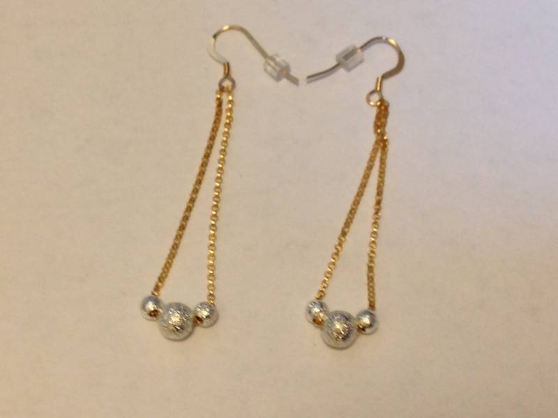 Zarte Goldkette Und Silberne Kugel Ohrringe von TracysMysticalGems