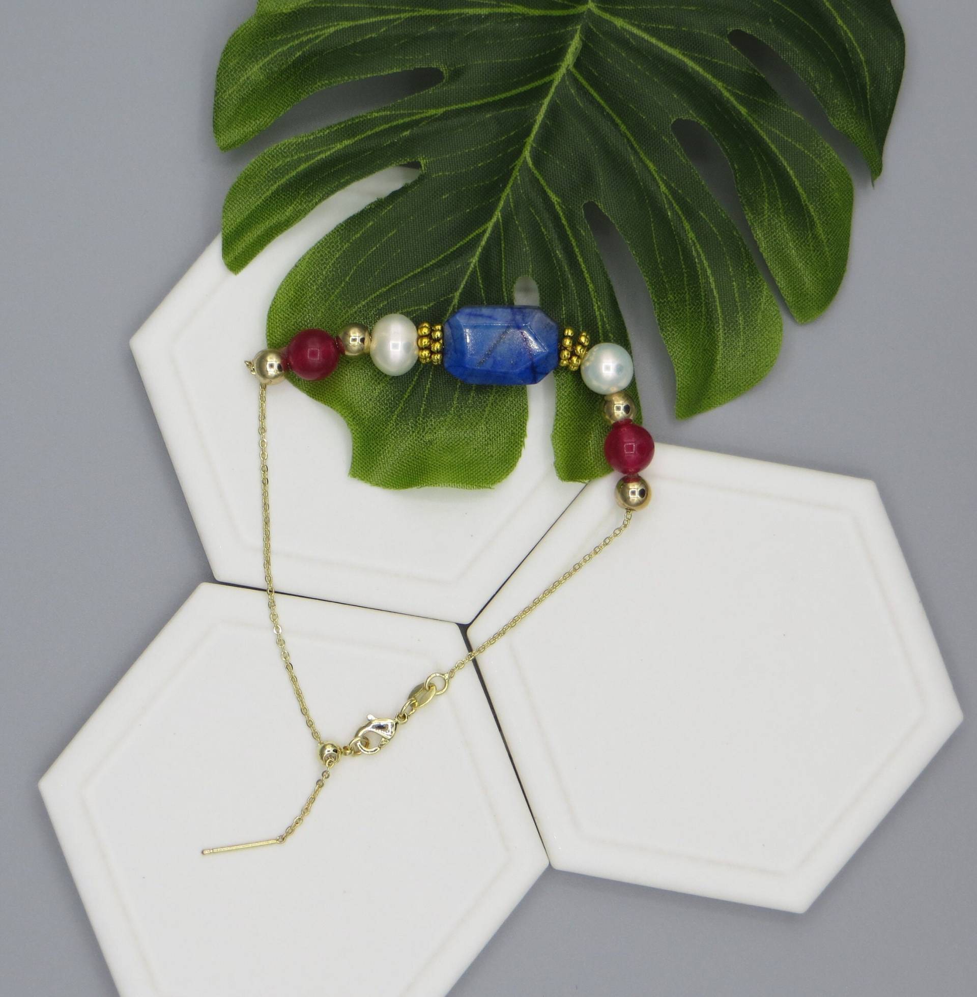 Große Lapislazuli, Weiße Perle, Karneol, Und Gold Ton Verstellbar Armband Mit Silikonperle, Geschenk Für Sie Große Lapislazuli, Weiße Perle, Karneol, Und Gold Ton Verstellbar Armband Mit Silikonperle, Geschenk Für Sie von TracysTreasuresLLC