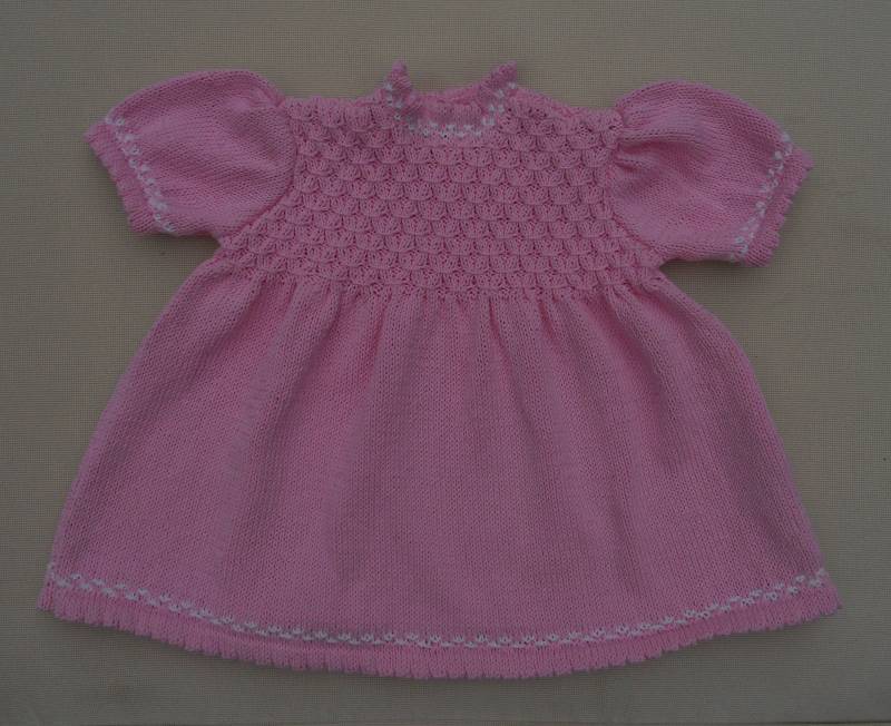 Baby Mädchenkleid Alter 12 Monate, Brustweite 56 cm Reine Baumwolle, Handgestrickt Aus Einem Vintage-Muster, Gesmoktes Oberteil. Hübsches Rosa Für von TradKnits
