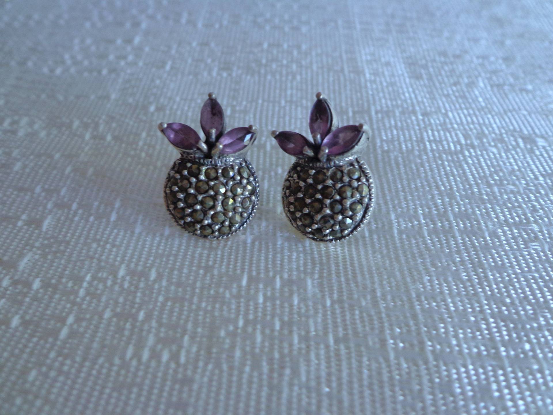 Vintage Sterling Silber Marcasite Ohrringe, Amethyst Ohrstecker Vintage Sterling Silber Marcasite Ohrringe, Amethyst Ohrstecker von TraderTrudys
