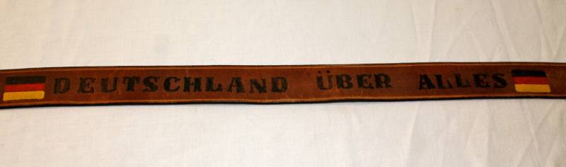 Vintage Brauner Ledergürtel Messing Schnalle Bemalt "Deutschland Uber Allez" Deutschland Flagge Größe Groß Vintage Brauner Ledergürtel Messing Schnalle Bemalt "Deutschland Uber Allez" Deutschland Flagge Größe Groß von TraderTumbleweeds