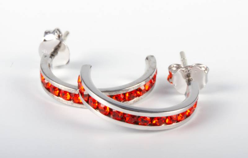 1/2 Zoll Durchmesser Traditions Sterling Silber Swarovski Kristall Semi-Hoop Rubin Ohrringe 1/2 Zoll Durchmesser Traditions Sterling Silber Swarovski Kristall Semi-Hoop Rubin Ohrringe von TraditionsJewelryCo