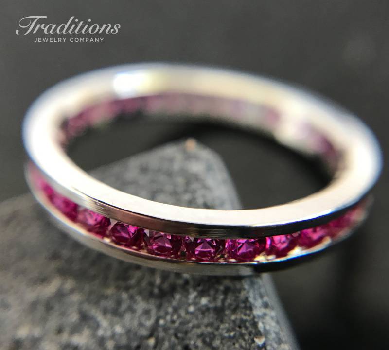 Halbedelstein Rubin Eternity Ring in Sterling Silber - Juli Geburtsstein Stapelring Hochzeitsband Handgemachter Verlobungsring Halbedelstein Rubin Eternity Ring in Sterling Silber - Juli Geburtsstein Stapelring Hochzeitsband Handgemachter Verlobungsring von TraditionsJewelryCo