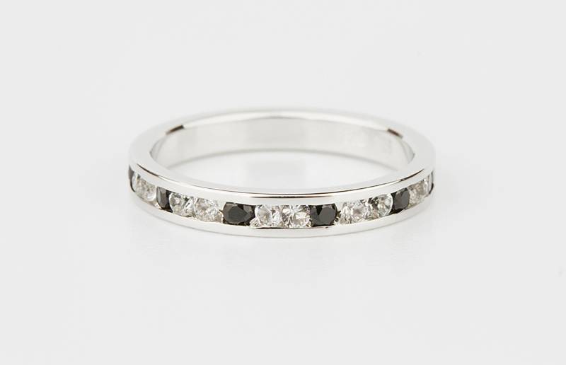 Jet Schwarz & Abwechselnd Klar Kanal Set Swarovski Kristall Ring - Stapelring Trauring Handgemachter Verlobungsring Jet Schwarz & Abwechselnd Klar Kanal Set Swarovski Kristall Ring - Stapelring Trauring Handgemachter Verlobungsring von TraditionsJewelryCo