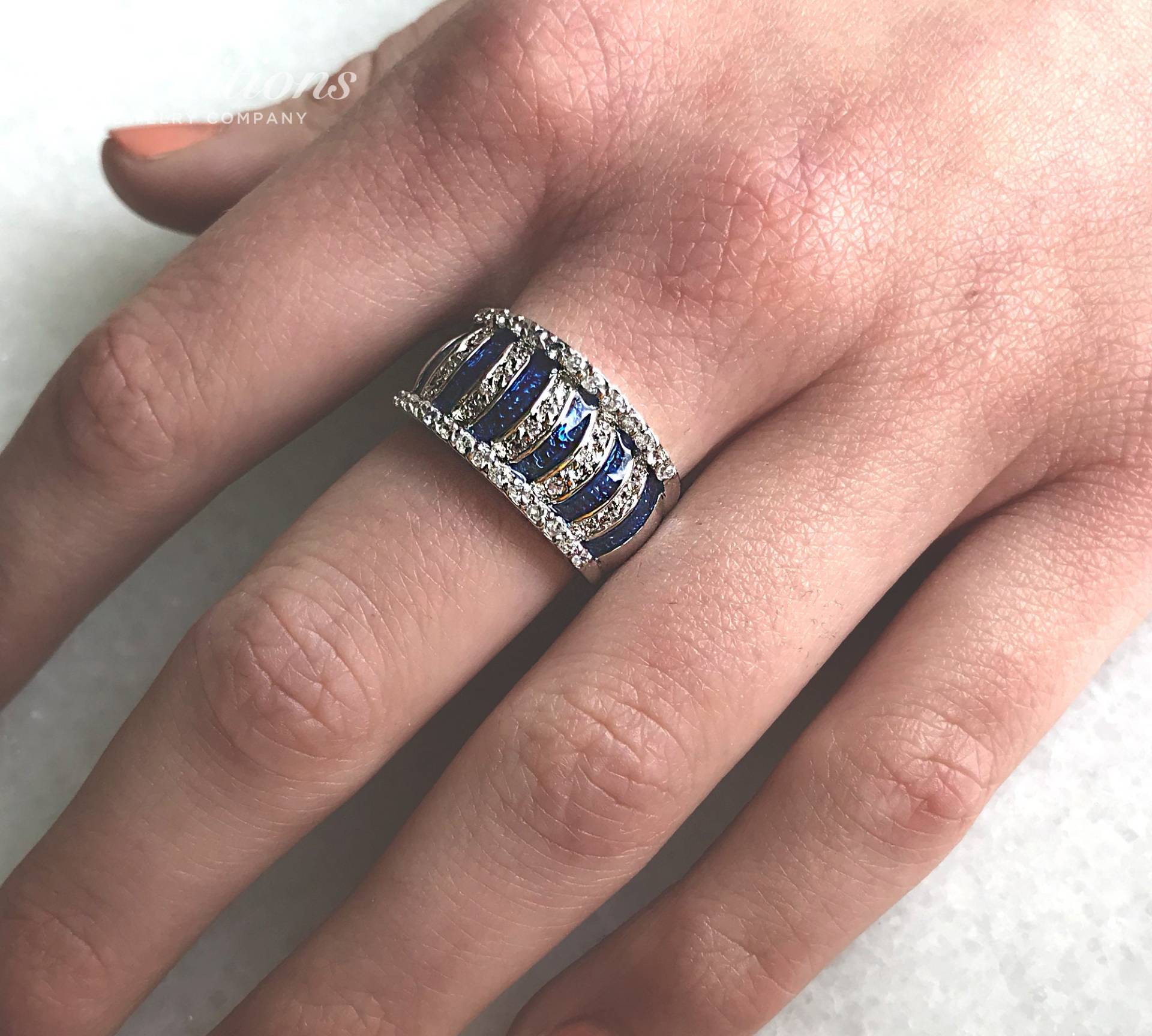 Platiniertes Sterling Silber, Blau Gestreifter Ring Mit Mehreren Makellosen Zirkonias Platiniertes Sterling Silber, Blau Gestreifter Ring Mit Mehreren Makellosen Zirkonias von TraditionsJewelryCo