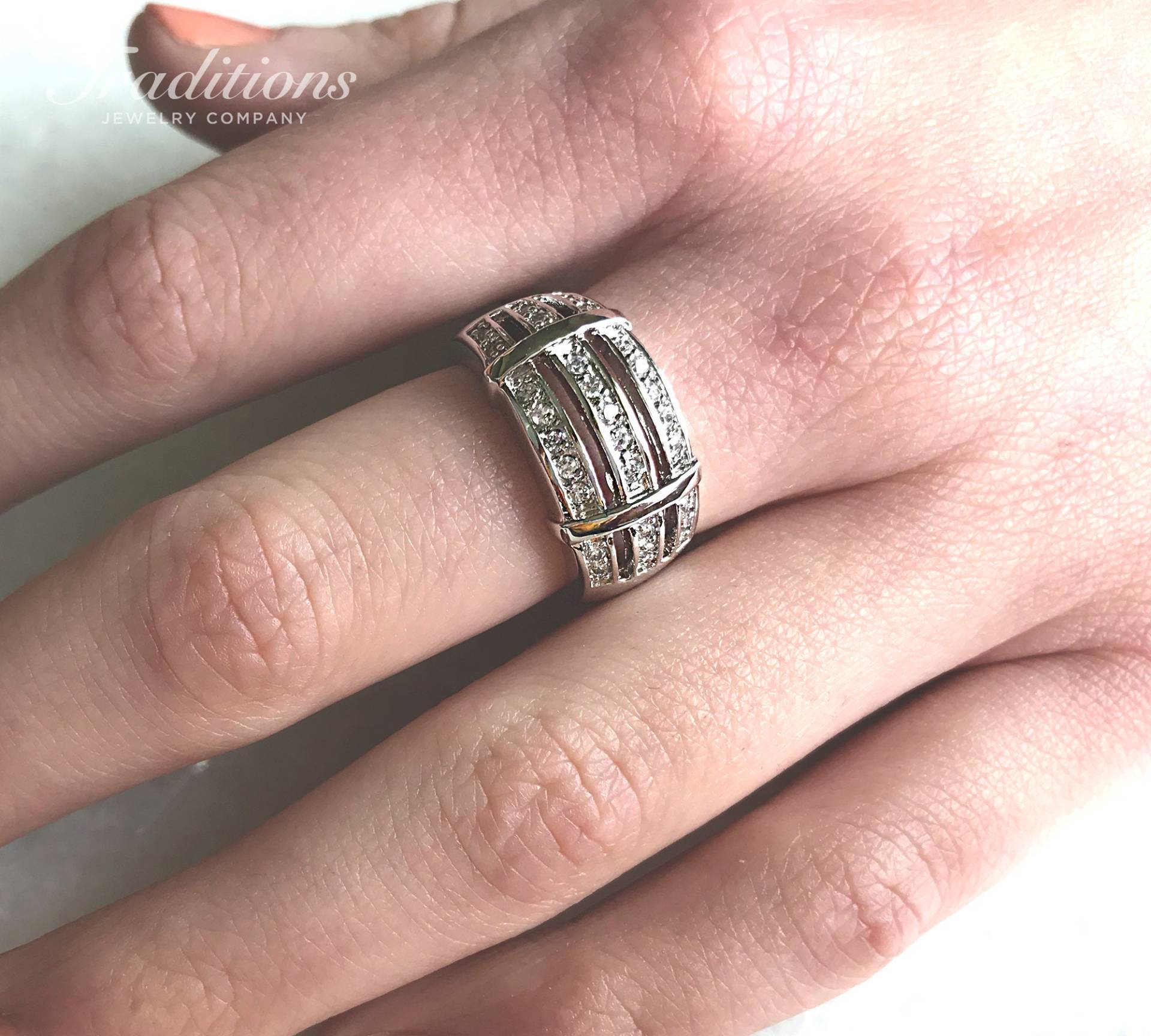 Platiniertes Sterling Silber 3-Band Ring Set Mit Mehreren Makellosen Zirkonias Platiniertes Sterling Silber 3-Band Ring Set Mit Mehreren Makellosen Zirkonias von TraditionsJewelryCo
