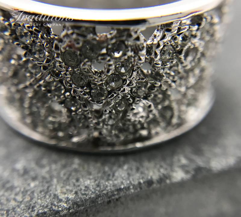 Platiniertes Sterling Silber Herz Design Ring Set Mit Mehreren Makellosen Zirkonias Platiniertes Sterling Silber Herz Design Ring Set Mit Mehreren Makellosen Zirkonias von TraditionsJewelryCo