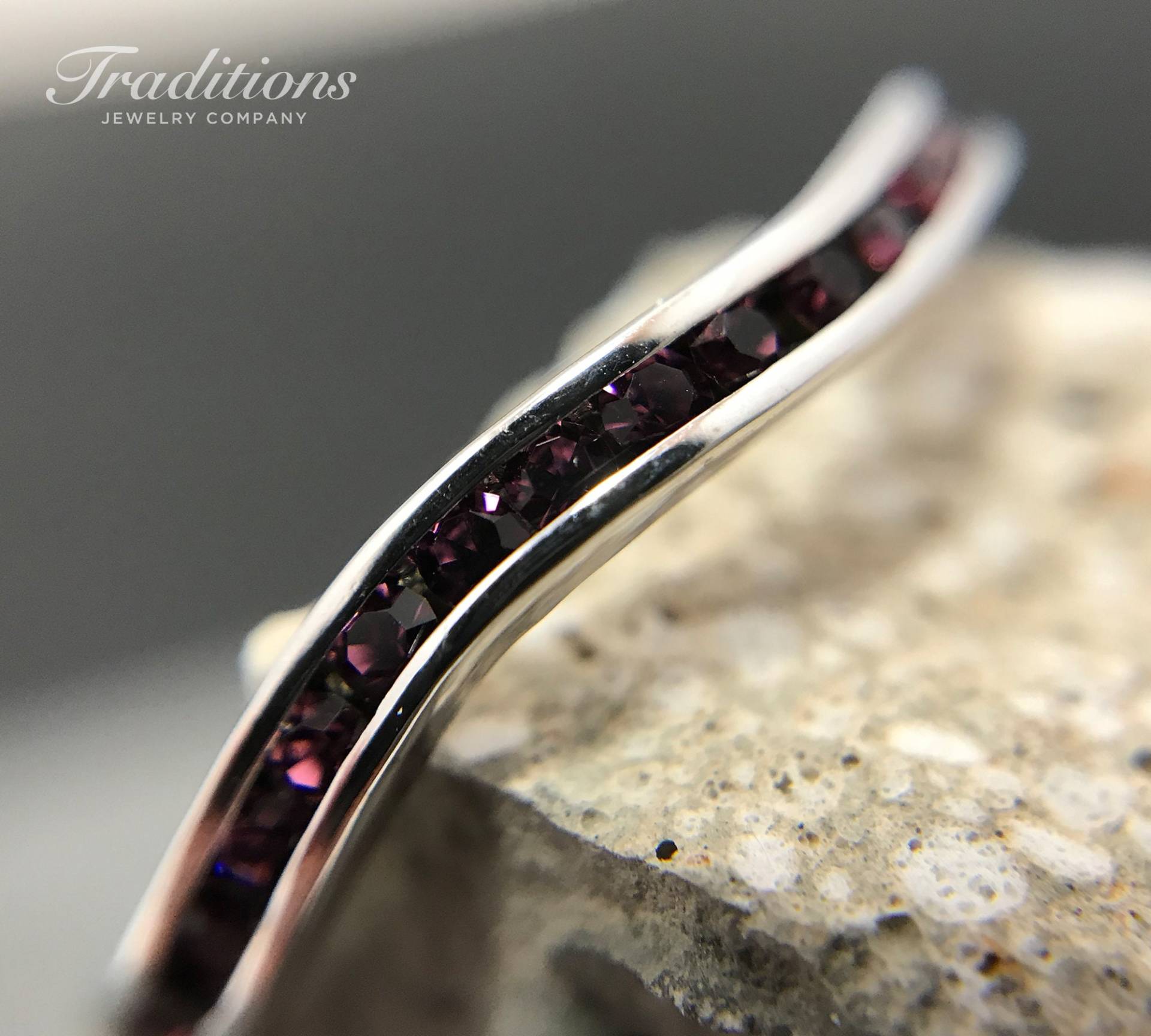 Sterling Silber Amethyst Swarovski Februar Birthstone Stackable Wave Ring - Stapelring Ehering Handgemachter Verlobungsring Sterling Silber Amethyst Swarovski Februar Birthstone Stackable Wave Ring - Stapelring Ehering Handgemachter Verlobungsring von TraditionsJewelryCo