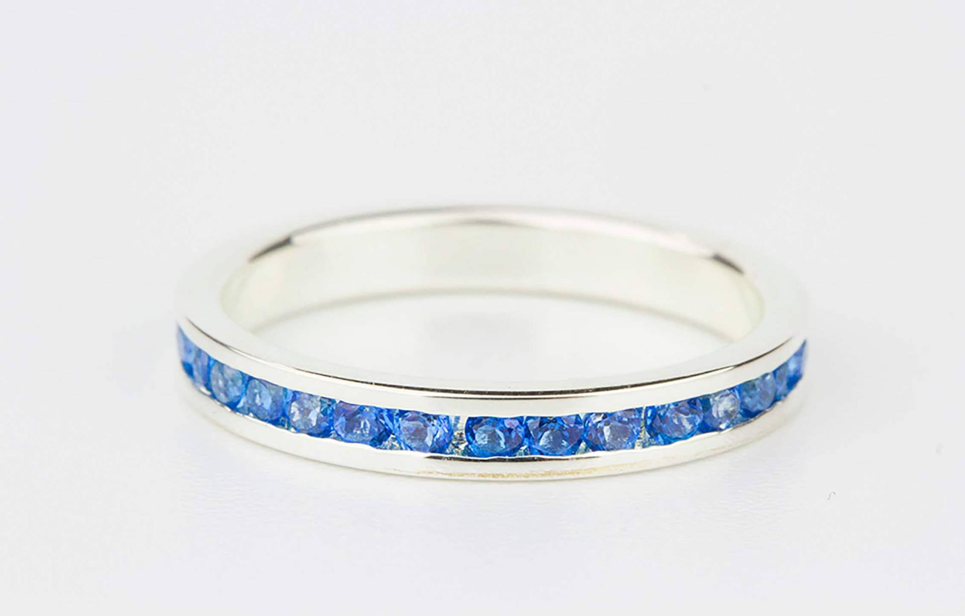 Sterling Silber Channel Set Mit Lake Erie Blue Topaz Swarovski Crystal - Stapelring Hochzeitsband Handgemachter Verlobungsring Sterling Silber Channel Set Mit Lake Erie Blue Topaz Swarovski Crystal - Stapelring Hochzeitsband Handgemachter Verlobungsring von TraditionsJewelryCo