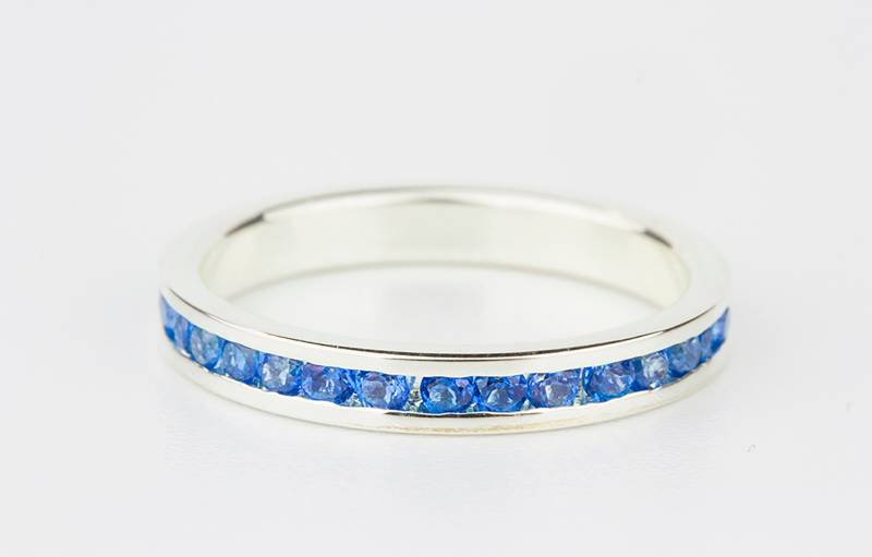 Sterling Silber Channel Set Mit Lake Erie Blue Topaz Swarovski Crystal - Stapelring Hochzeitsband Handgemachter Verlobungsring Sterling Silber Channel Set Mit Lake Erie Blue Topaz Swarovski Crystal - Stapelring Hochzeitsband Handgemachter Verlobungsring von TraditionsJewelryCo
