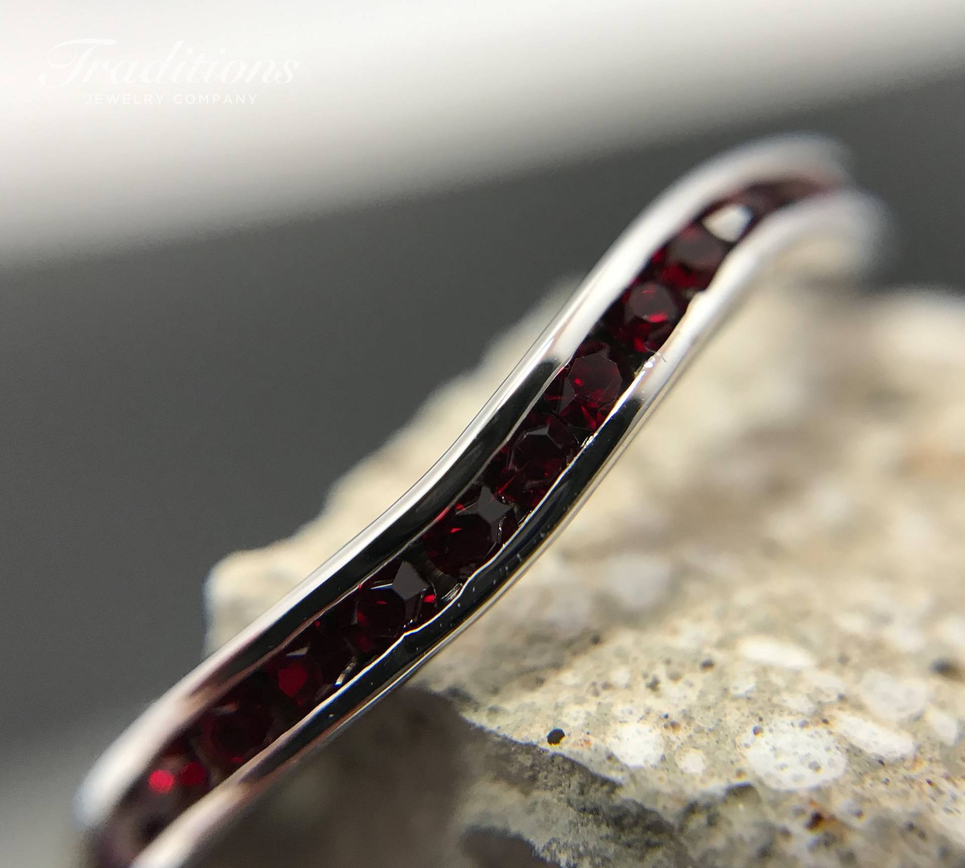Sterling Silber Granat Swarovski Januar Birthstone Stackable Wave Ring - Stapelring Ehering Handgemachter Verlobungsring Sterling Silber Granat Swarovski Januar Birthstone Stackable Wave Ring - Stapelring Ehering Handgemachter Verlobungsring von TraditionsJewelryCo