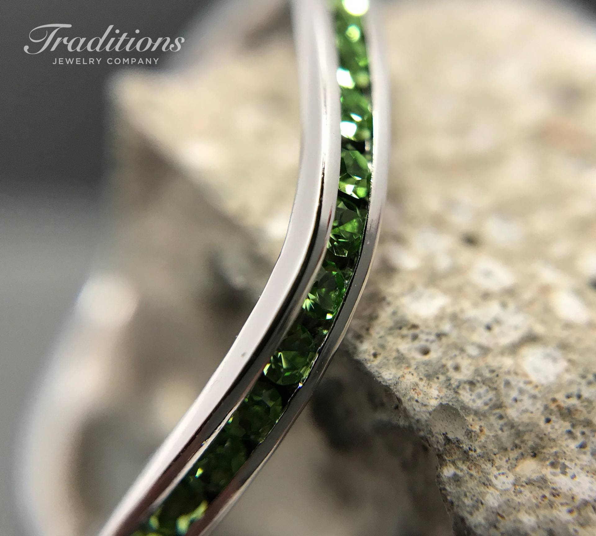 Sterling Silber Peridot Swarovski August Birthstone Stackable Wave Ring - Stapelring Ehering Handgemachter Verlobungsring Sterling Silber Peridot Swarovski August Birthstone Stackable Wave Ring - Stapelring Ehering Handgemachter Verlobungsring von TraditionsJewelryCo