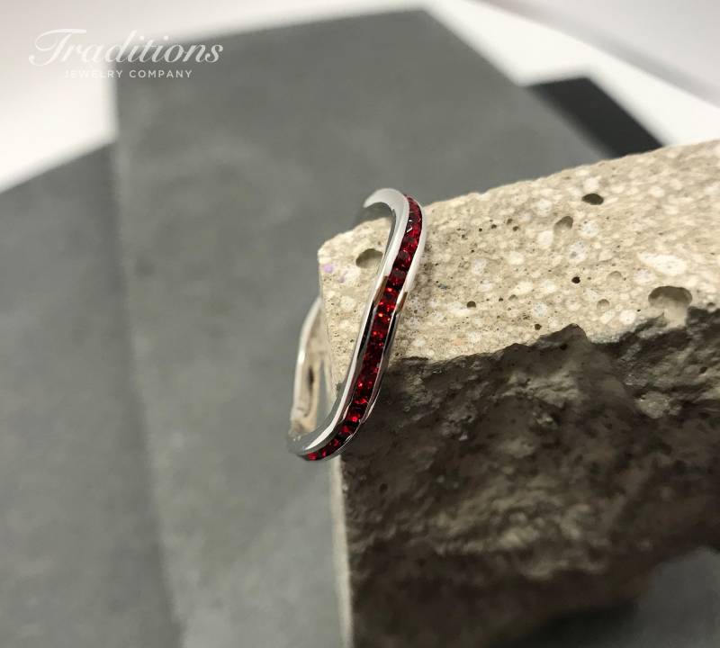 Sterling Silber Rubin Swarovski Juli Birthstone Stackable Wave Ring - Stapelring Ehering Handgemachter Verlobungsring Sterling Silber Rubin Swarovski Juli Birthstone Stackable Wave Ring - Stapelring Ehering Handgemachter Verlobungsring von TraditionsJewelryCo