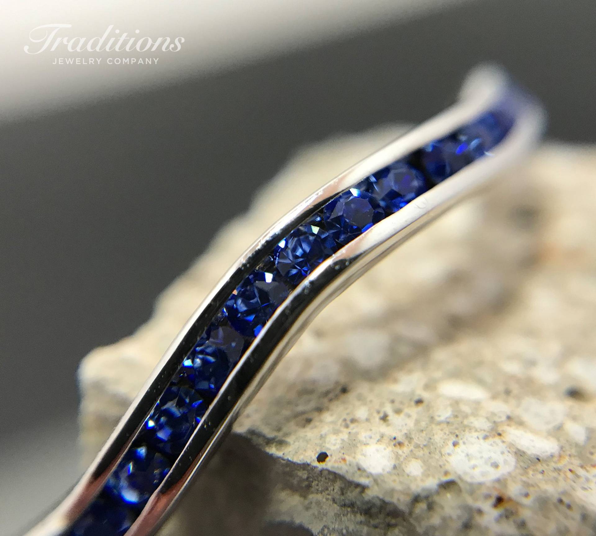 Sterling Silber Saphir Swarovski September Geburtsstein Welle Stapelring - Ehering Handgemachter Verlobungsring Sterling Silber Saphir Swarovski September Geburtsstein Welle Stapelring - Ehering Handgemachter Verlobungsring von TraditionsJewelryCo