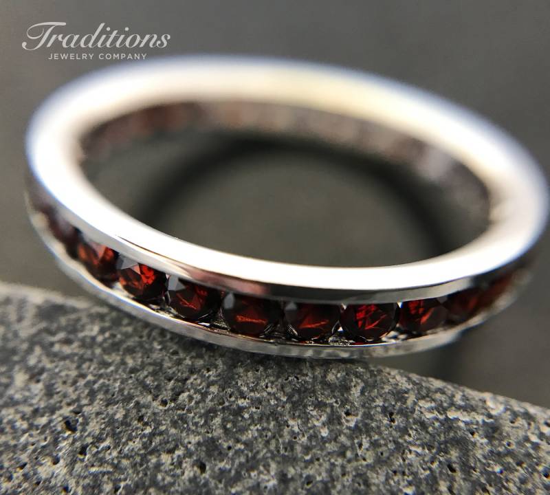 Traditions Halbedel Silber Channel-Set Granat Januar Birthstone Eternity Ring - Stapelring Handgemachter Verlobungsring Traditions Halbedel Silber Channel-Set Granat Januar Birthstone Eternity Ring - Stapelring Handgemachter Verlobungsring von TraditionsJewelryCo