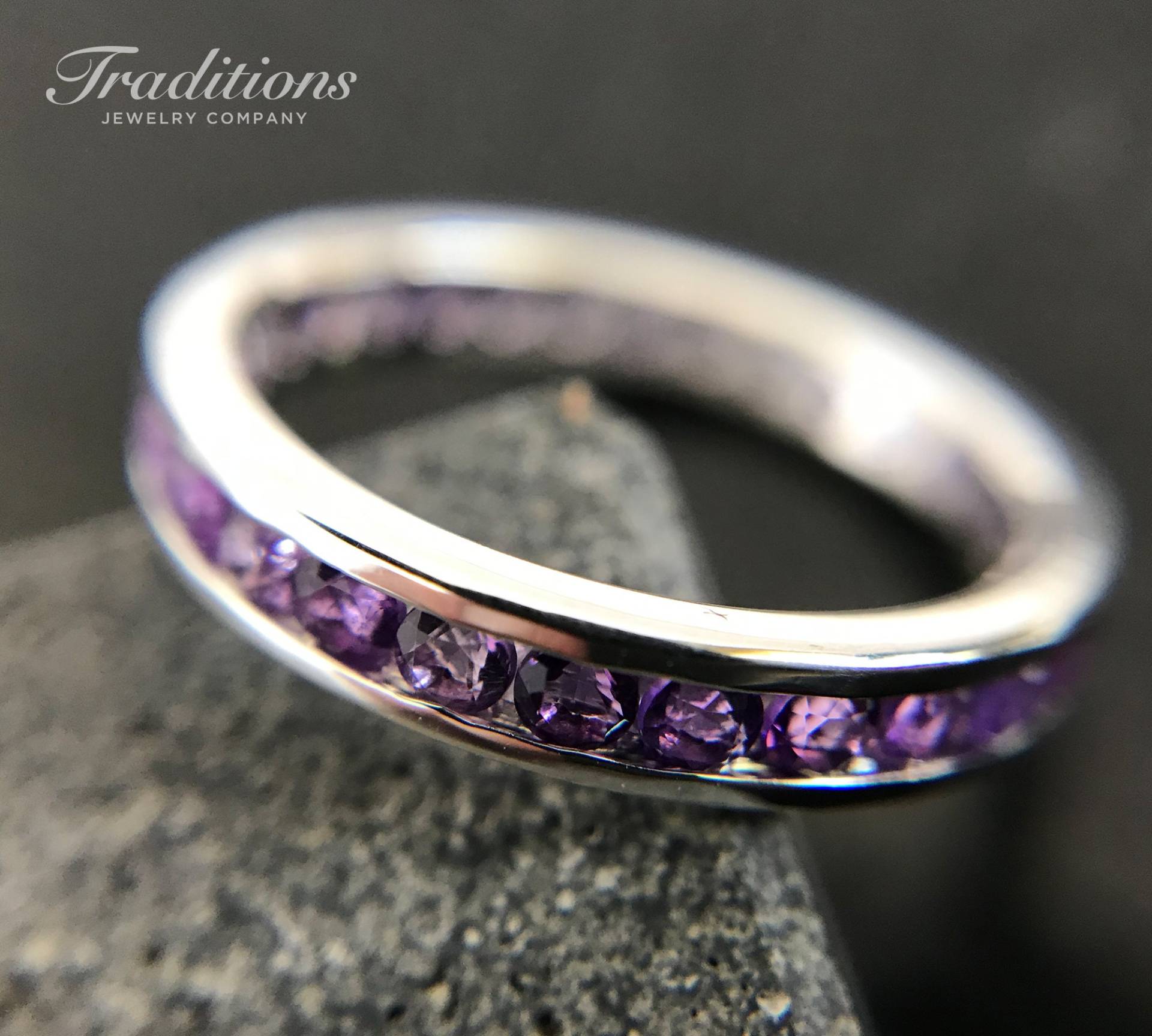 Traditions Halbedelsilber Channel-Set Amethyst Februar Birthstone Eternity Ring - Stapelring Handgemachter Verlobungsring Traditions Halbedelsilber Channel-Set Amethyst Februar Birthstone Eternity Ring - Stapelring Handgemachter Verlobungsring von TraditionsJewelryCo