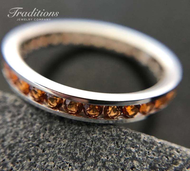 Traditions Halbedelstein Sterling Silber Channel-Set Braun Topas November Geburtsstein Eternity Ring - Stapelring Verlobungsring Traditions Halbedelstein Sterling Silber Channel-Set Braun Topas November Geburtsstein Eternity Ring - Stapelring Verlobungsring von TraditionsJewelryCo