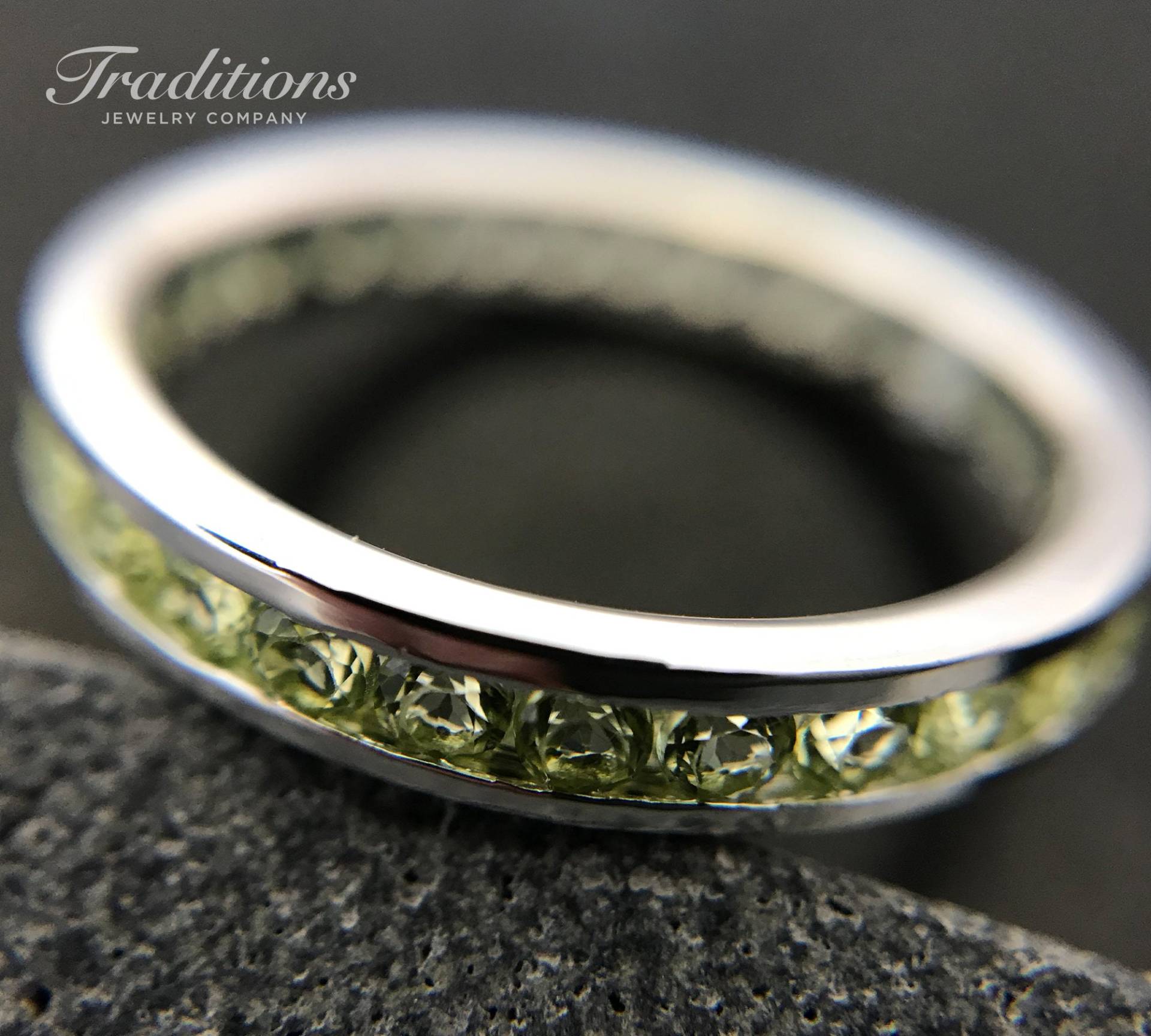 Traditions Halbedelstein Sterling Silber Channel-Set Peridot August Birthstone Eternity Ring - Stapelring Handgemachter Verlobungsring Traditions Halbedelstein Sterling Silber Channel-Set Peridot August Birthstone Eternity Ring - Stapelring Handgemachter Verlobungsring von TraditionsJewelryCo