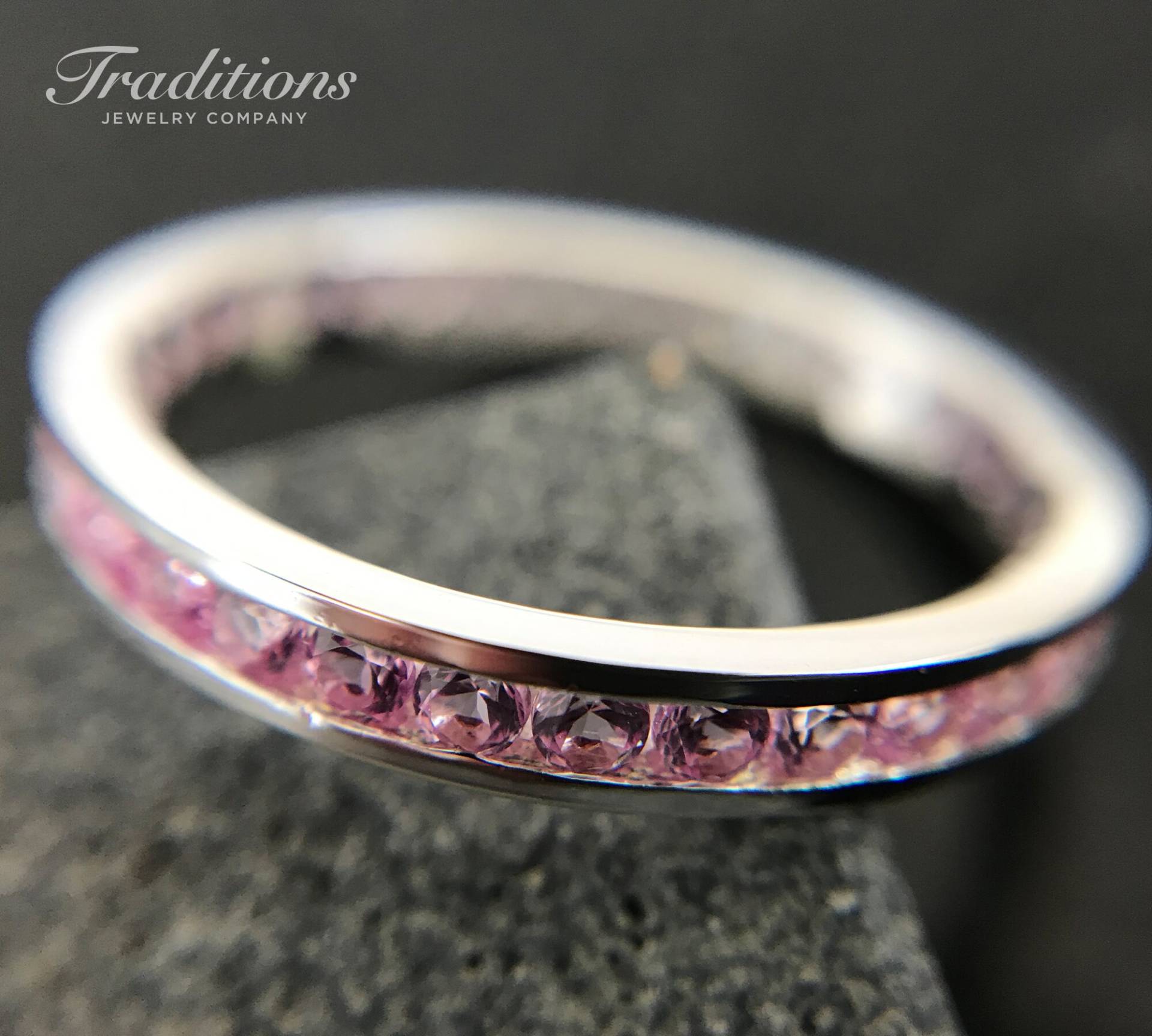Traditions Halbedelstein Sterling Silber Channel-Set Rosa Turmalin Oktober Geburtsstein Eternity Ring - Stapelring Verlobungsring Traditions Halbedelstein Sterling Silber Channel-Set Rosa Turmalin Oktober Geburtsstein Eternity Ring - Stapelring Verlobungsring von TraditionsJewelryCo