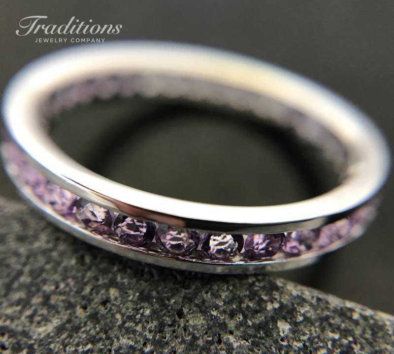 Traditions Halbedelstein Sterling Silber Kanal-Set Alexandrit Juni Geburtsstein Eternity Ring - Stapelring Handgemachter Verlobungsring von TraditionsJewelryCo
