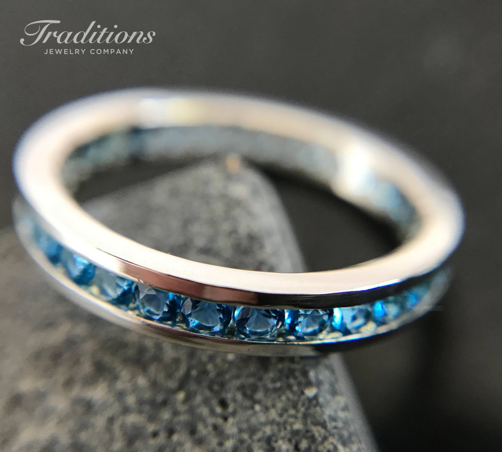 Traditions Halbedelstein Sterling Silber Ring Blautopas Dezember Geburtsstein Ewigkeit - Stapelring Verlobungsring Traditions Halbedelstein Sterling Silber Ring Blautopas Dezember Geburtsstein Ewigkeit - Stapelring Verlobungsring von TraditionsJewelryCo