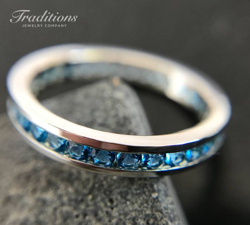 Traditions Halbedelstein Sterling Silber Ring Blautopas Dezember Geburtsstein Ewigkeit - Stapelring Verlobungsring Traditions Halbedelstein Sterling Silber Ring Blautopas Dezember Geburtsstein Ewigkeit - Stapelring Verlobungsring von TraditionsJewelryCo