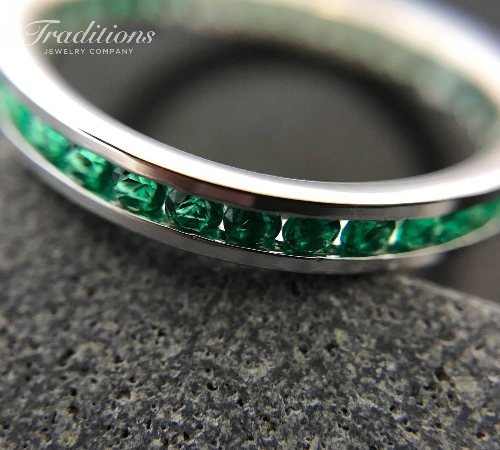 Traditions Halbedelstein Sterlingsilber Channel-Set Smaragd Mai Geburtsstein Eternity Ring - Stapelring Handgemachter Verlobungsring Traditions Halbedelstein Sterlingsilber Channel-Set Smaragd Mai Geburtsstein Eternity Ring - Stapelring Handgemachter Verlobungsring von TraditionsJewelryCo