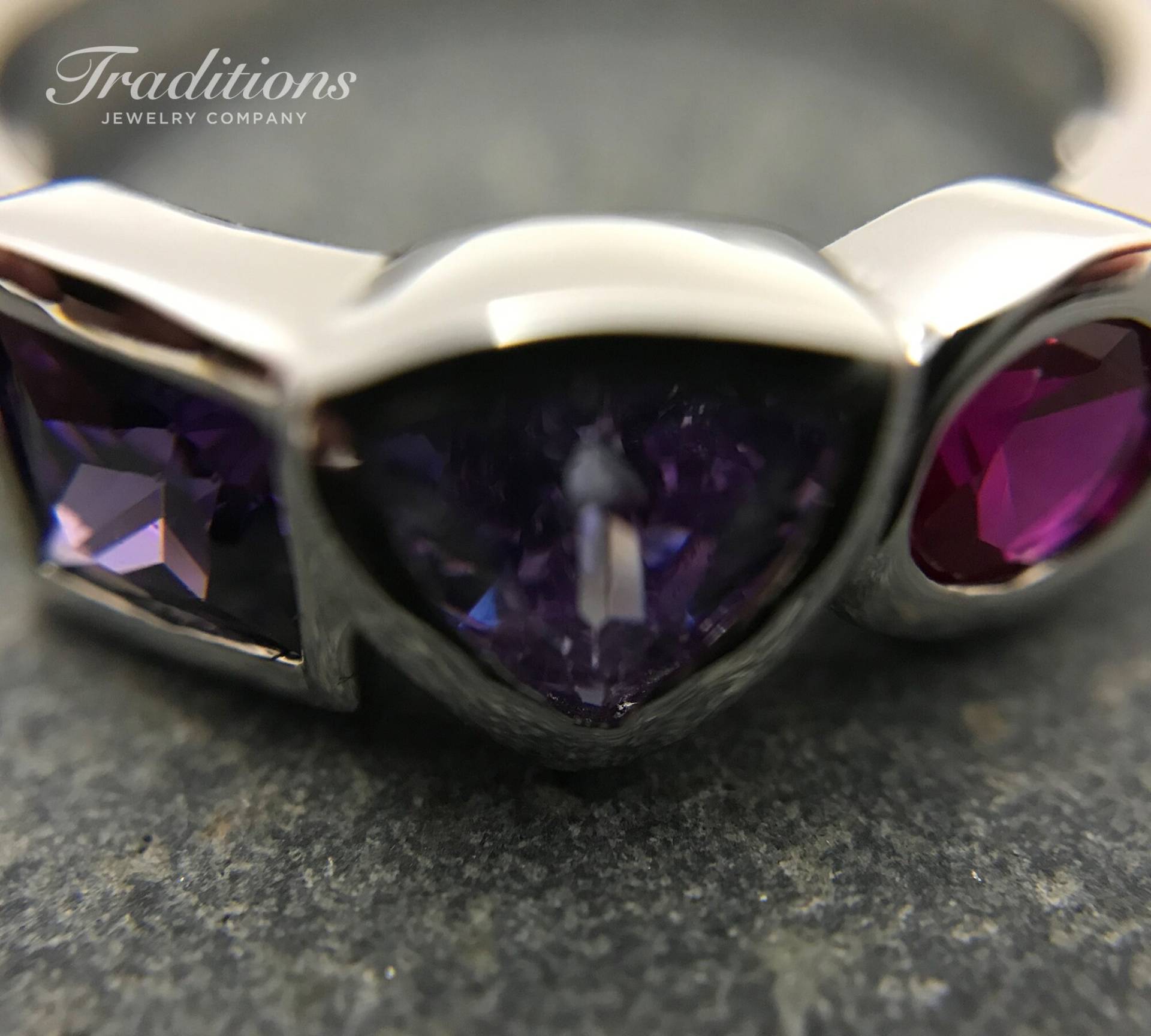 Vergoldeter Sterling Silber Ring Mit Mehreren Farbigen Quadraten, Dreiecken Und Runden Makellosen Zirkonias Vergoldeter Sterling Silber Ring Mit Mehreren Farbigen Quadraten, Dreiecken Und Runden Makellosen Zirkonias von TraditionsJewelryCo