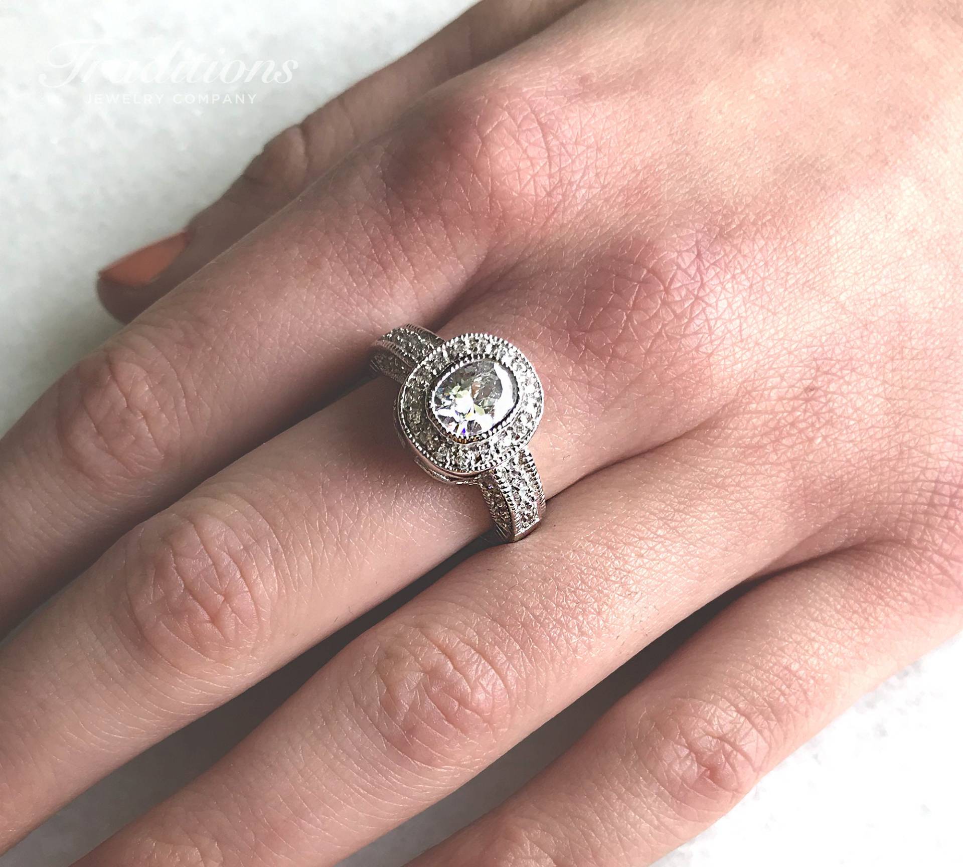 Verlobungsring Aus Sterlingsilber Mit Zirkonia - Ovaler Halo Verlobungsring Aus Sterlingsilber Mit Zirkonia - Ovaler Halo von TraditionsJewelryCo