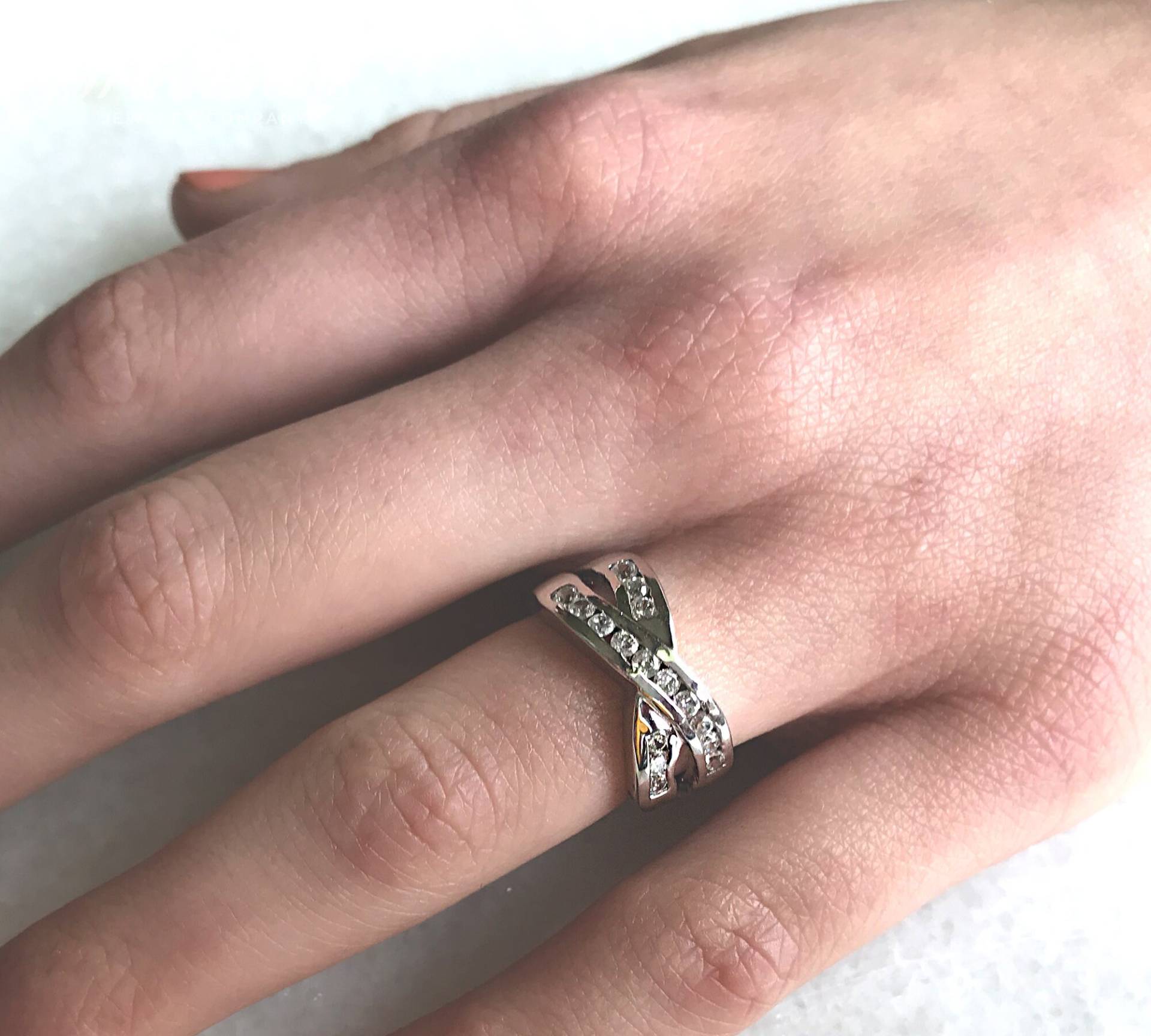 Versilberter Sterling Silber Crisscross Ring Set Mit Mehreren Makellosen Zirkonias Versilberter Sterling Silber Crisscross Ring Set Mit Mehreren Makellosen Zirkonias von TraditionsJewelryCo