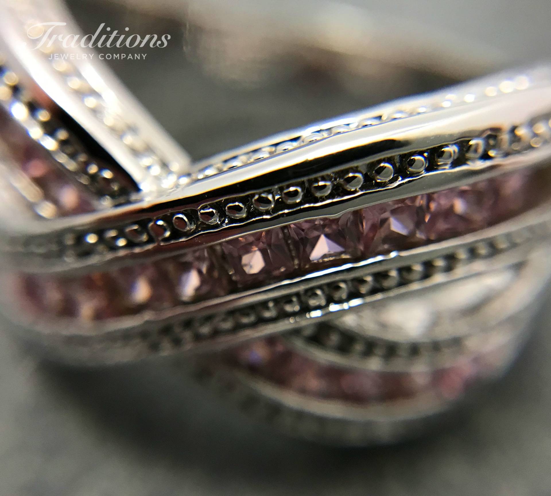 Versilberter Sterling Silber Crisscross Ring Set Mit Mehreren Pinken Makellosen Zirkonias Versilberter Sterling Silber Crisscross Ring Set Mit Mehreren Pinken Makellosen Zirkonias von TraditionsJewelryCo
