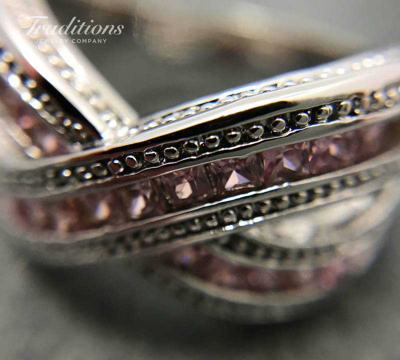 Versilberter Sterling Silber Crisscross Ring Set Mit Mehreren Pinken Makellosen Zirkonias Versilberter Sterling Silber Crisscross Ring Set Mit Mehreren Pinken Makellosen Zirkonias von TraditionsJewelryCo