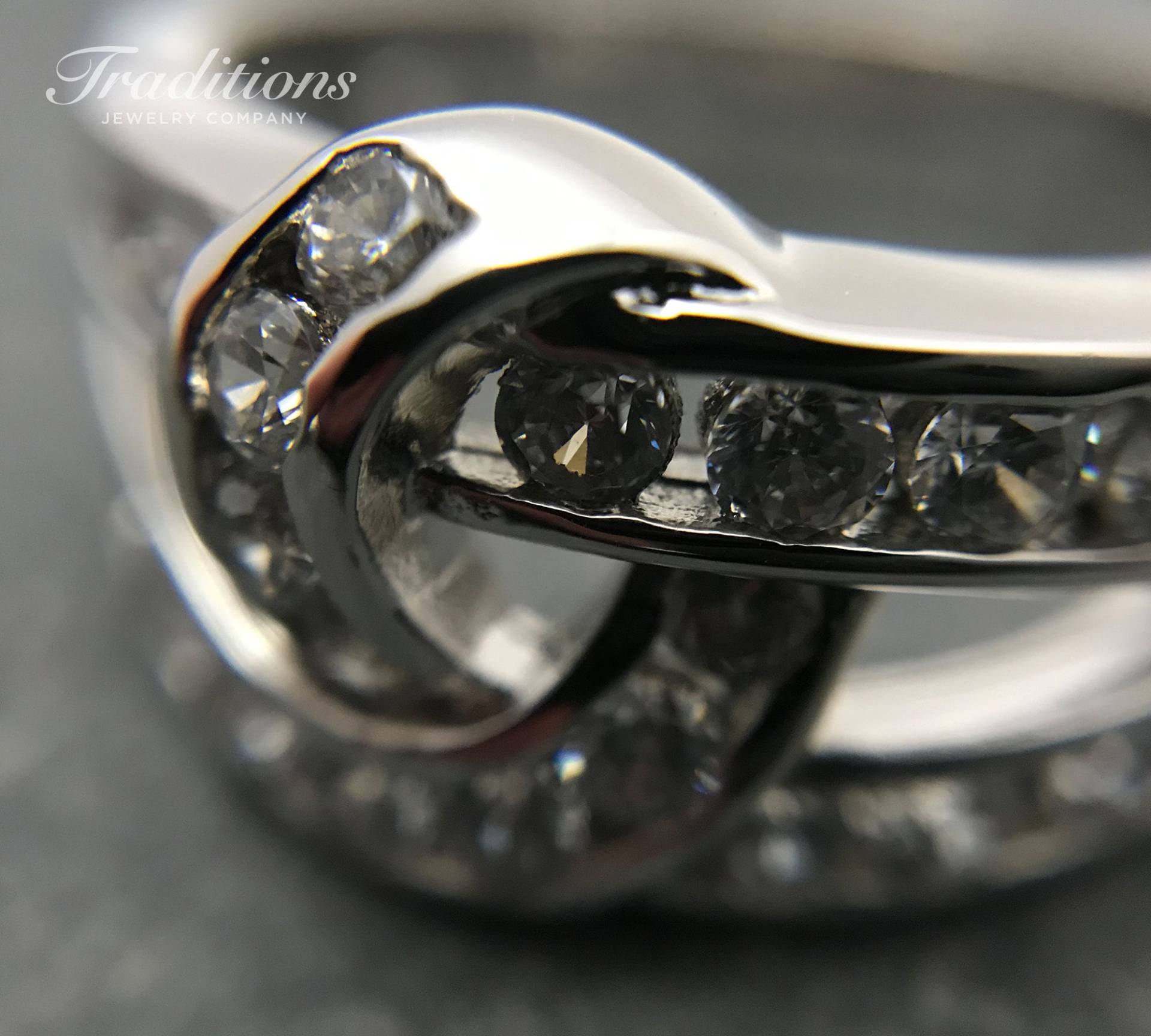 Versilberter Sterling Silber Liebesknoten Ring Set Mit Mehreren Makellosen Zirkonias Versilberter Sterling Silber Liebesknoten Ring Set Mit Mehreren Makellosen Zirkonias von TraditionsJewelryCo