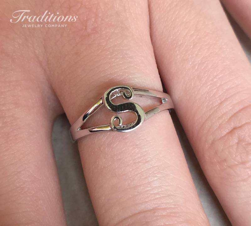 sterling Silber Initial S Ring - Monogramm Personalisierter Buchstabe Minimal Schmuck Zierliche Ringe sterling Silber Initial S Ring - Monogramm Personalisierter Buchstabe Minimal Schmuck Zierliche Ringe von TraditionsJewelryCo