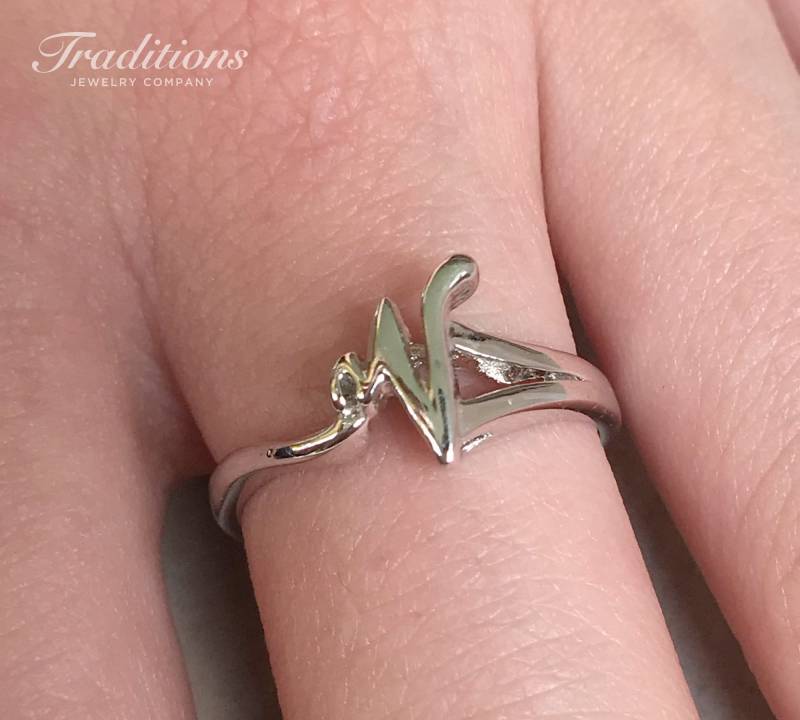 sterling Silber Initial V Ring - Monogramm Personalisierter Briefring Minimal Schmuck Zierliche Ringe sterling Silber Initial V Ring - Monogramm Personalisierter Briefring Minimal Schmuck Zierliche Ringe von TraditionsJewelryCo