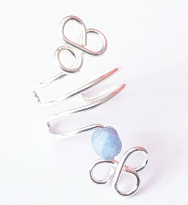 Kleine Ohrklemme Mit Eisblauer, Funkelnder Glasperle von Traeumereichen