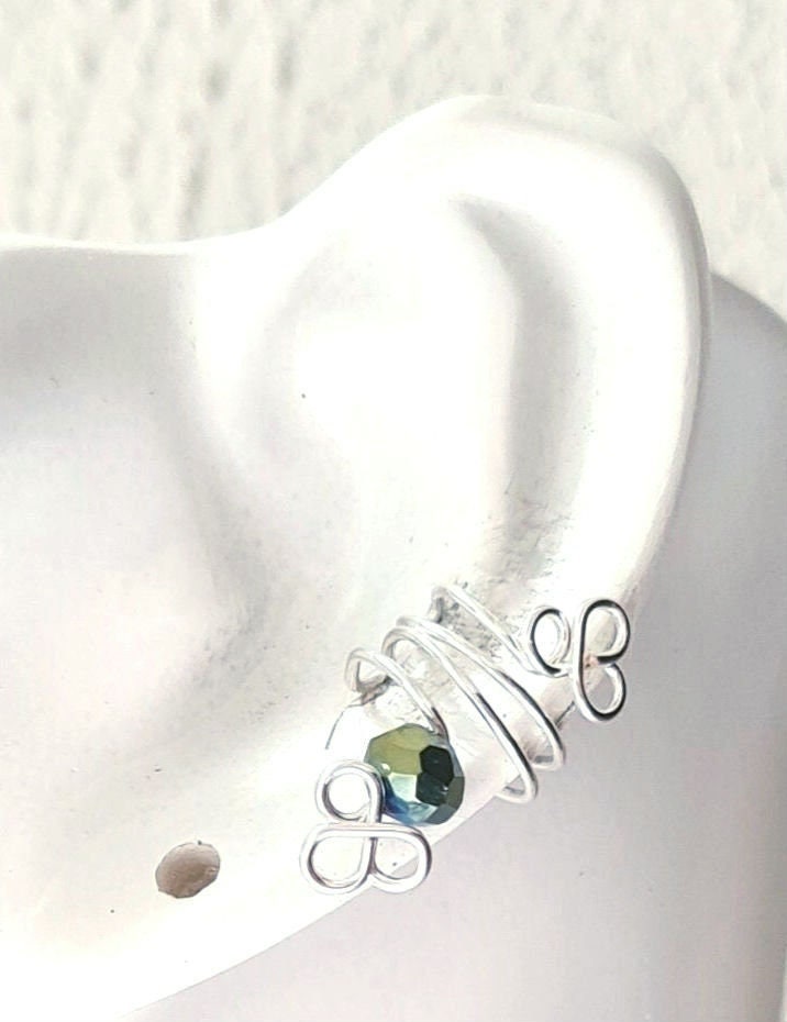 Kleine Ohrklemme Mit Großer Metallisch Funkelnder Facettierter Glasperle von Traeumereichen