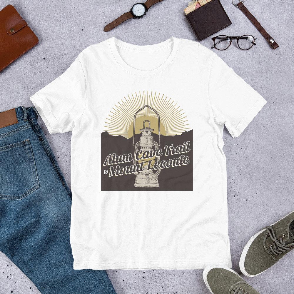 Alaun Cave Trail Zum Mount Leconte Unisex T-Shirt von TrailMemories