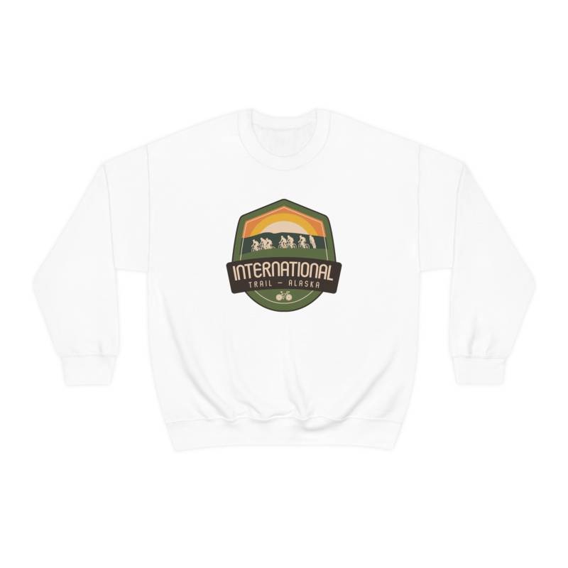 International Trail - Alaska Unisex Heavy Blend Crewneck Sweatshirt von TrailMemories