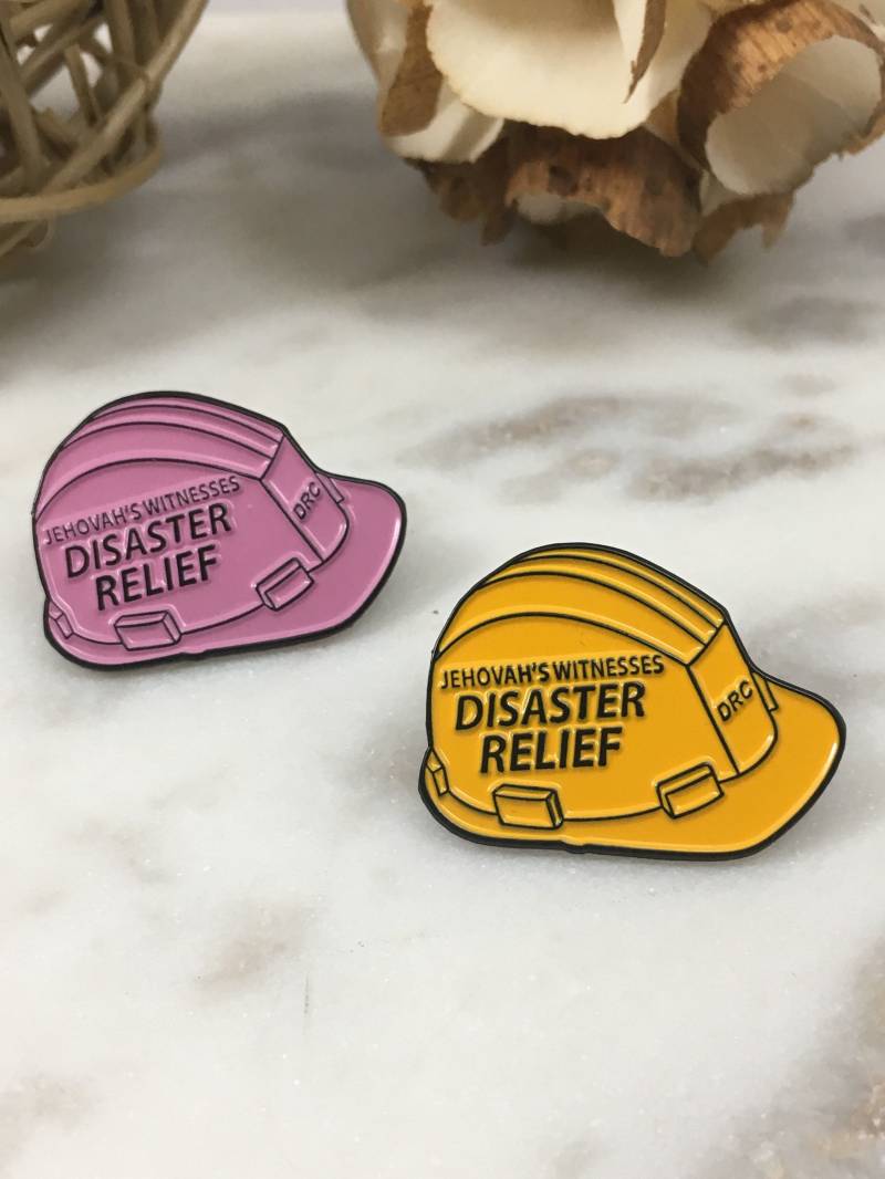 Jw Disaster Relief Gelbe Schutzhelm Anstecknadel [Lot Von 1] von TrailsEndFarmCrafts