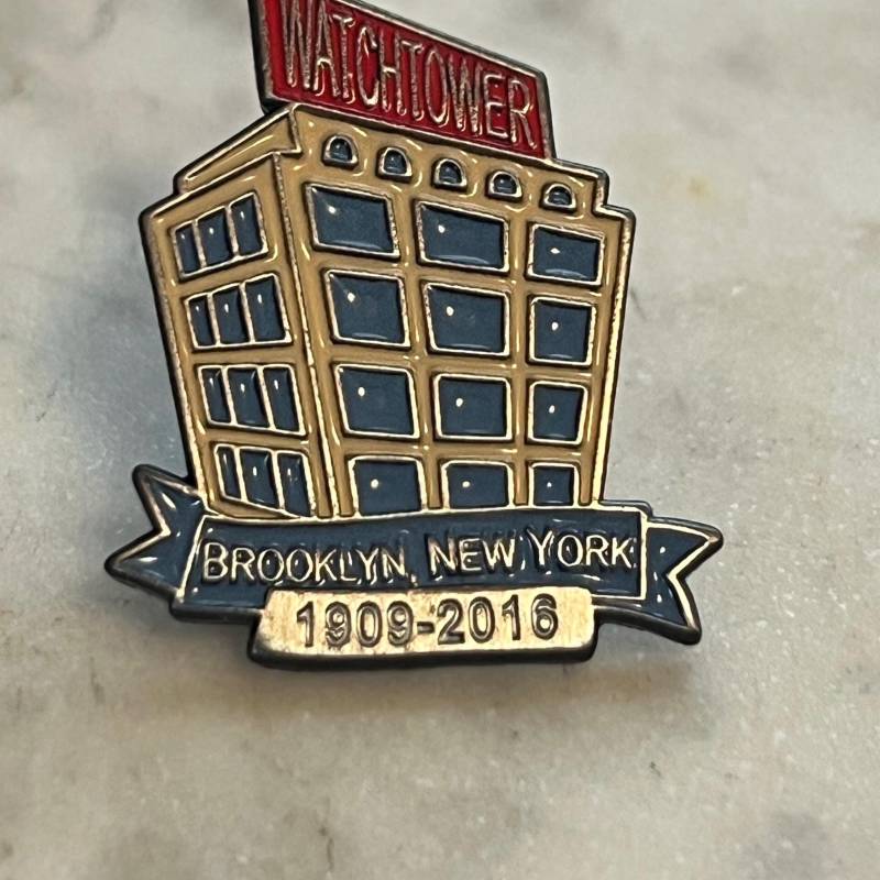 Wachtower Gebäude, Brooklyn New York 1909-2016 [Lot Von 1] Gedenk Premium Anstecknadel Mit Gummiverschluss von TrailsEndFarmCrafts