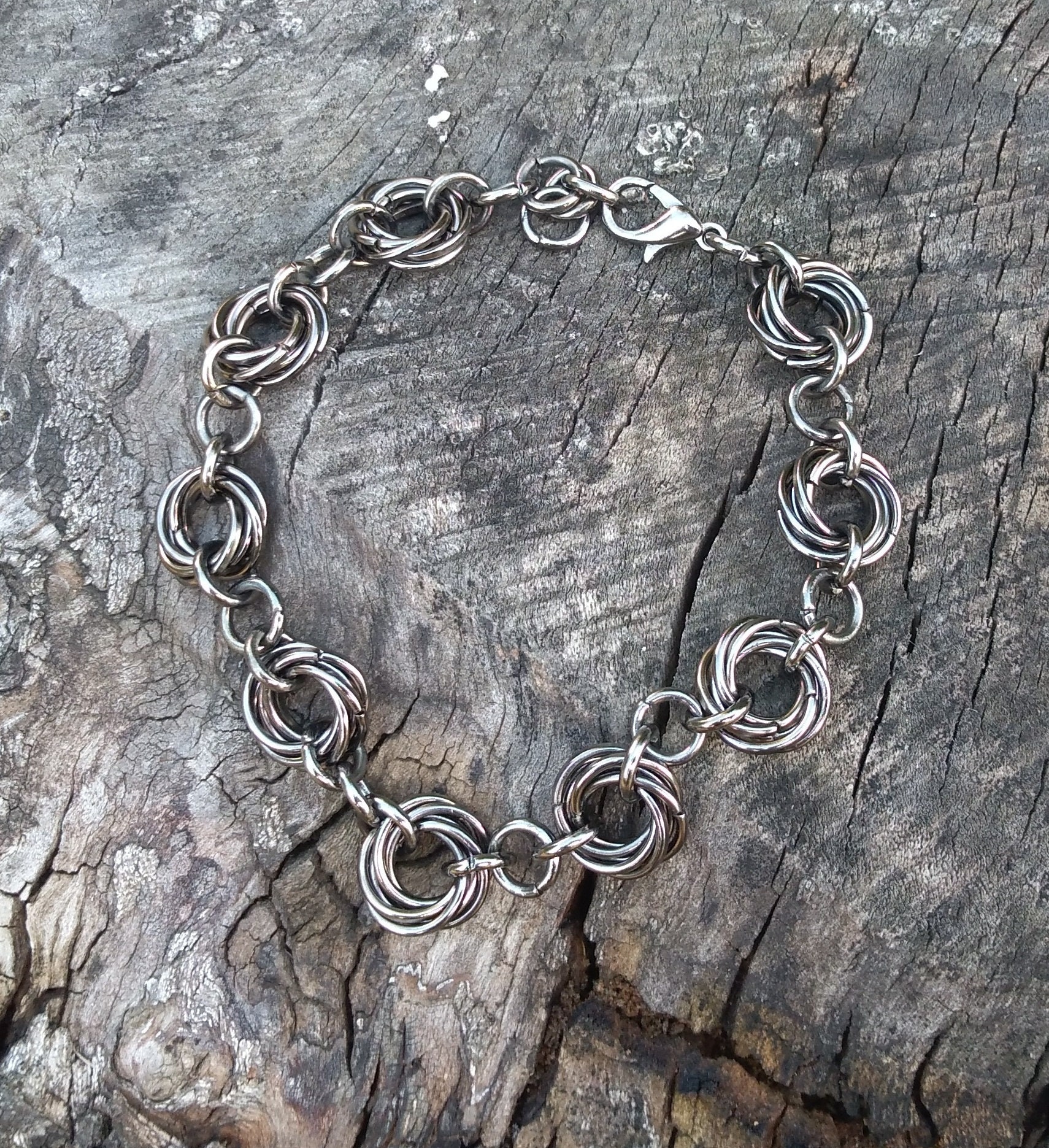 Infinity Armband, Zierliche Chainmaille, Liebesknoten Möbius Ringe, Geschenk Freundin Infinity Armband, Zierliche Chainmaille, Liebesknoten Möbius Ringe, Geschenk Freundin von TralalaByJelena