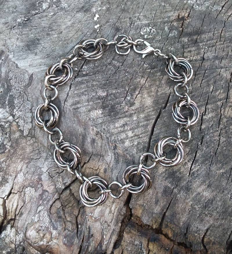 Infinity Armband, Zierliche Chainmaille, Liebesknoten Möbius Ringe, Geschenk Freundin Infinity Armband, Zierliche Chainmaille, Liebesknoten Möbius Ringe, Geschenk Freundin von TralalaByJelena