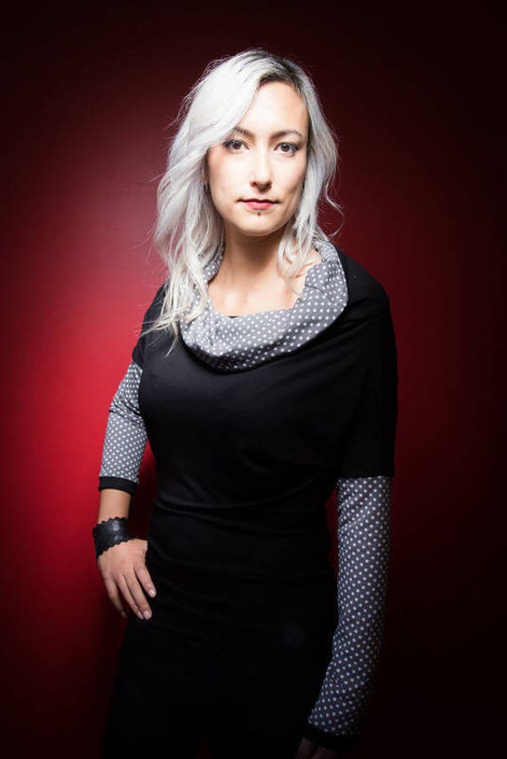 Damen Langarm-T-Shirt Mit Schwarzem Oder Beigem Wasserfallausschnitt von Tramplemousse