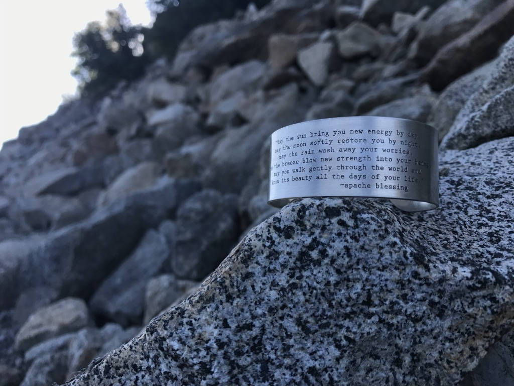 2, 5 cm Sterling Oder Bronze Armreif Mit Hochzeitssegen Imprint von TranquillaStudio