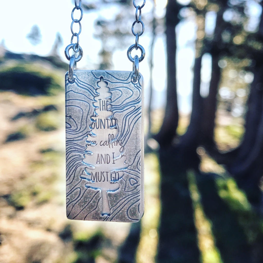 Berg-Halskette, Bergen Ruft Halskette, Baum, Poesie-Kette, Berg-Schmuck, Johannes Muir Zitat. Inspiration-Schmuck von TranquillaStudio