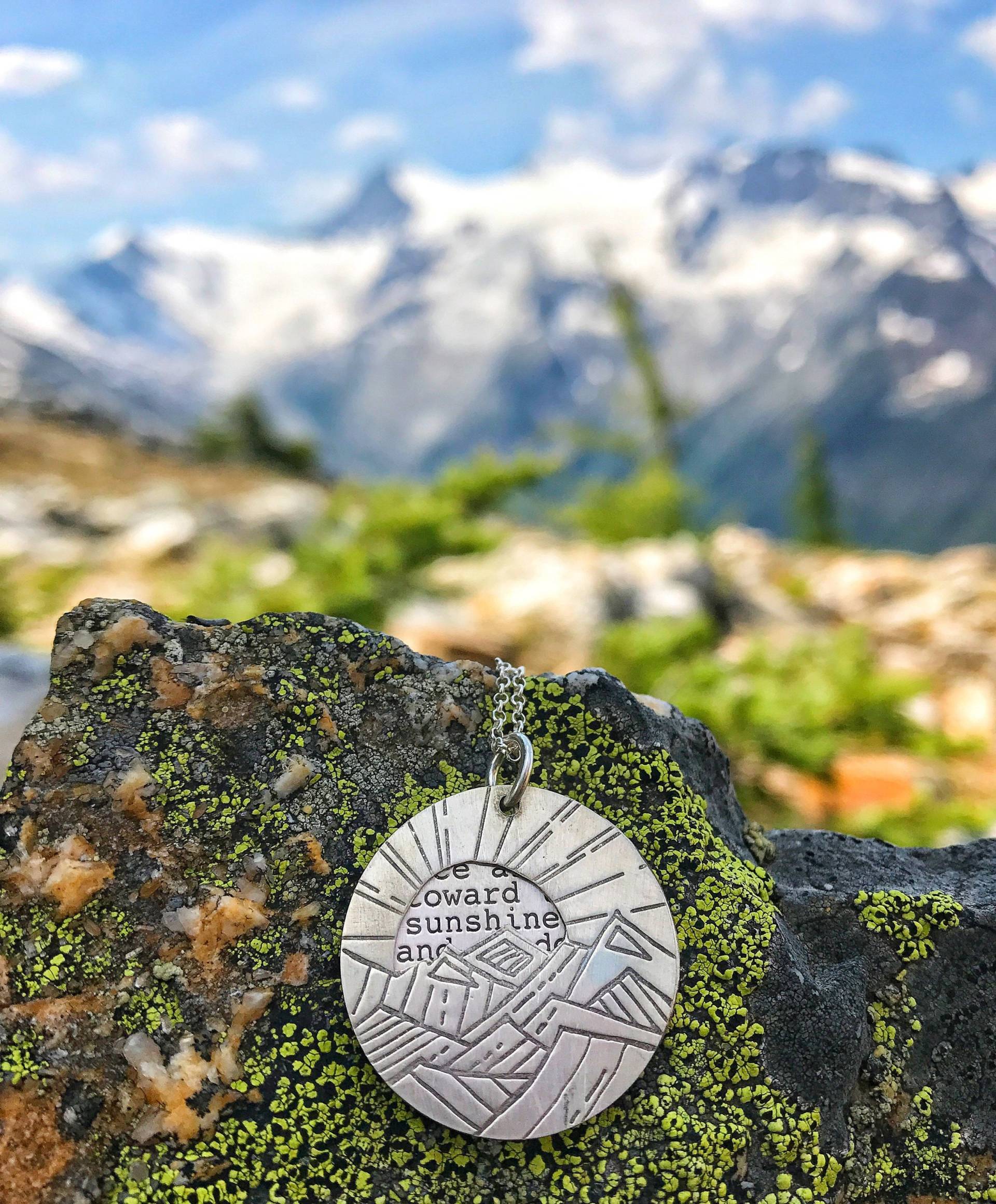 Berg Halskette, Sonne Walt Whitman Zitat, Halten Sie Ihr Gesicht Immer Zur Und Die Schatten Werden Hinter Ihnen Fallen von TranquillaStudio