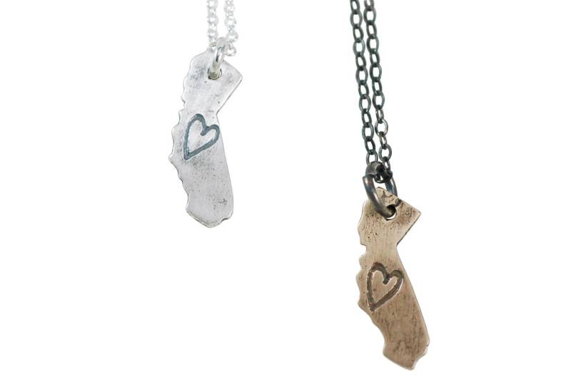 Ca Liebe Kleiner Anhänger in Sterling-Kette von TranquillaStudio