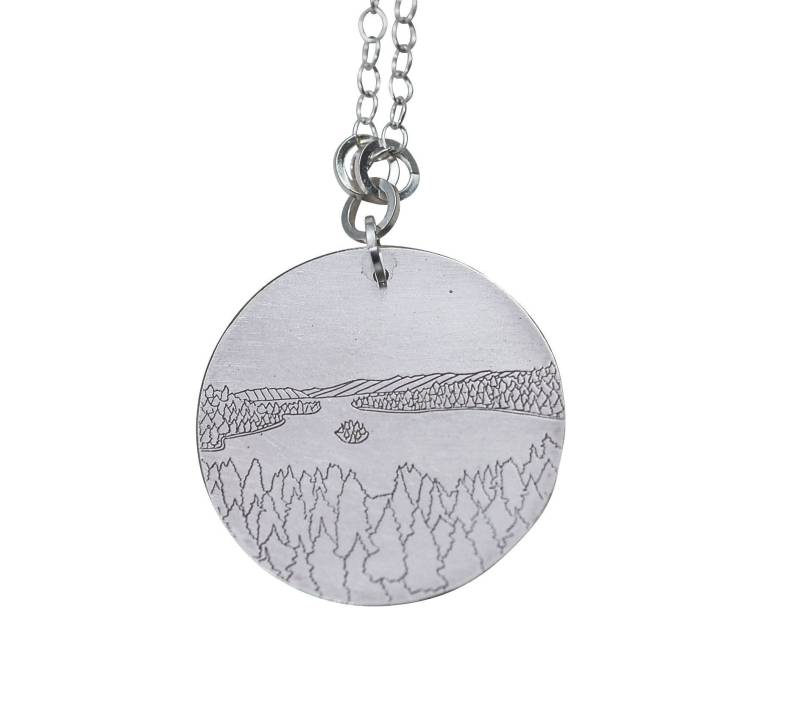 Emerald Bay Strichzeichnung Anhänger, Berge Und Seen Berg Schmuck, See-Schmuck, Naturschmuck, Lake Tahoe von TranquillaStudio